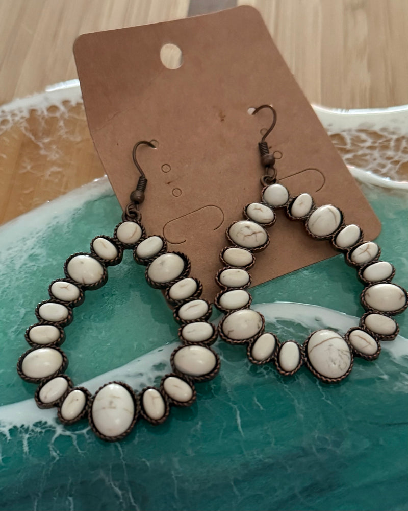 White Bead Stone Southwest Aztec Style Necklace w/Round Flower Shape Pendant