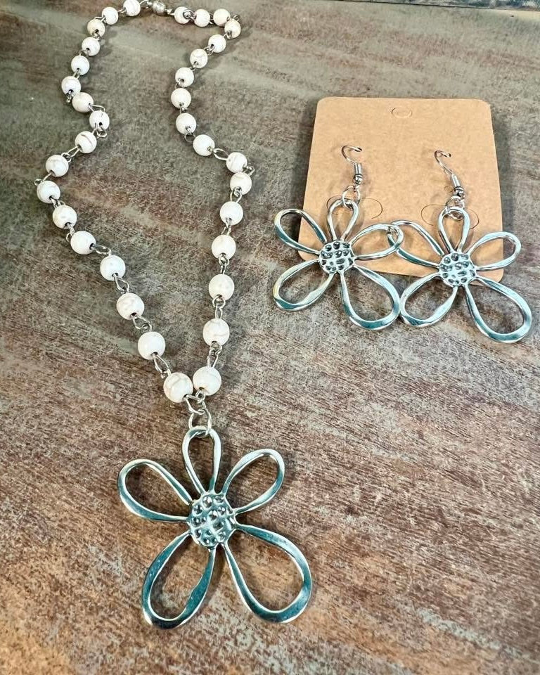 White Natural Small Bead Choker Short Style Necklace w/Silver Flower Pendant