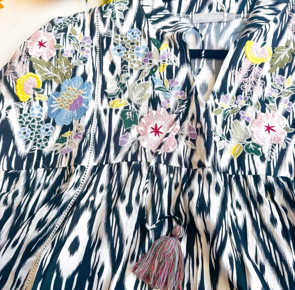 Black & White Abstract Multicolor Embroidery Short Cap Kimono Sleeve Top