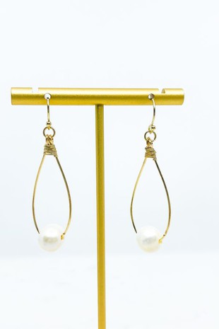 Pearl drop earring